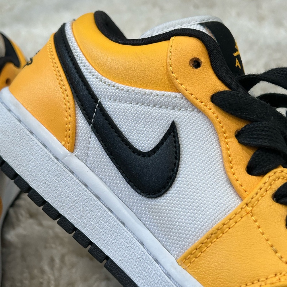 SIZE 8 NIKE AIR JORDAN 1 LOW “TAXI” SNEAKER YELLOW, BLACK & WHITE - Picture 2 of 11